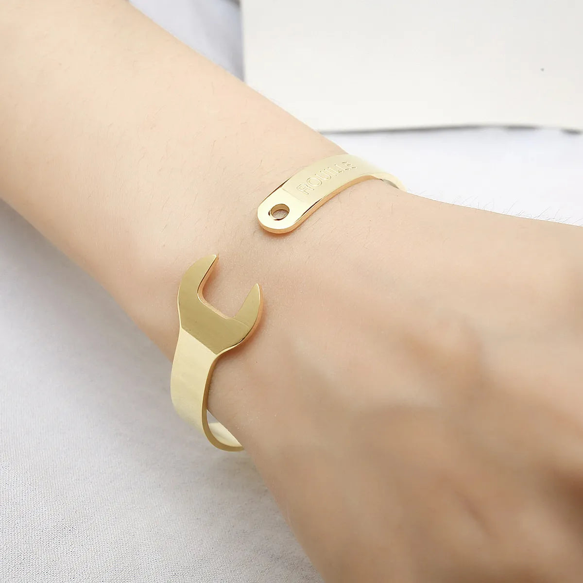 Retro Solid Color Stainless Steel Plating Gold Plated Bangle