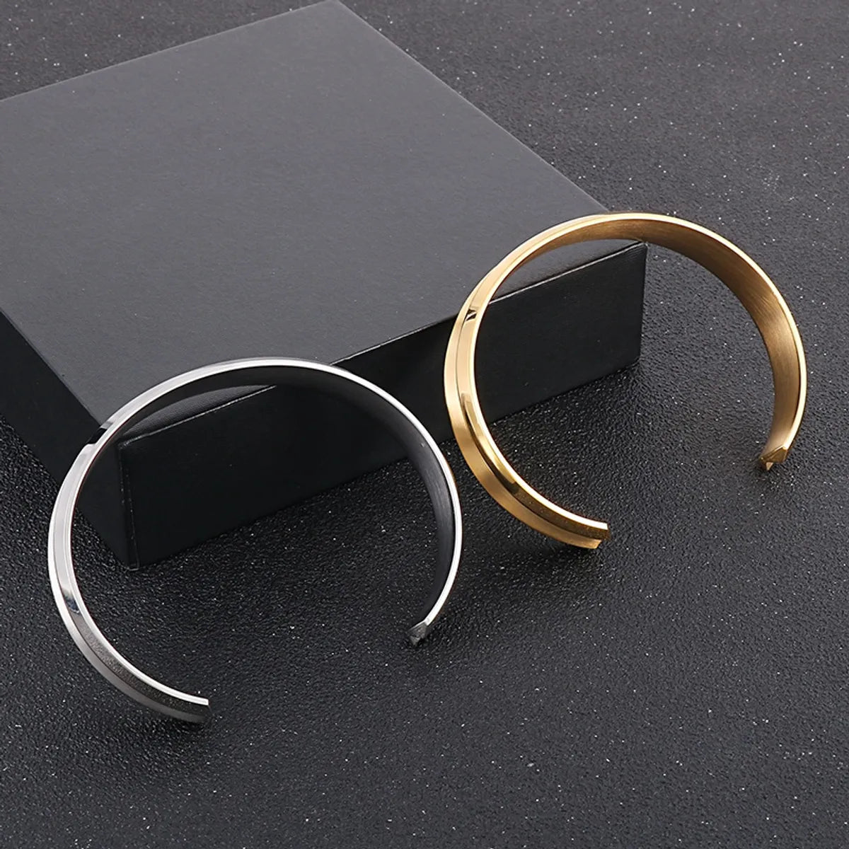 Retro Solid Color Titanium Steel Plating 18k Gold Plated Women's Bangle