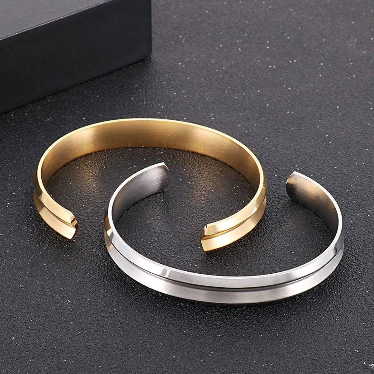 Retro Solid Color Titanium Steel Plating 18k Gold Plated Women's Bangle