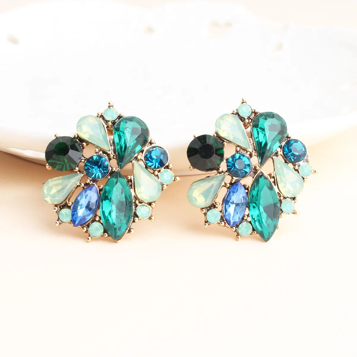 Retro Sweet Flower Alloy Plating Inlay Acrylic Rhinestones Gold Plated Women'S Ear Studs