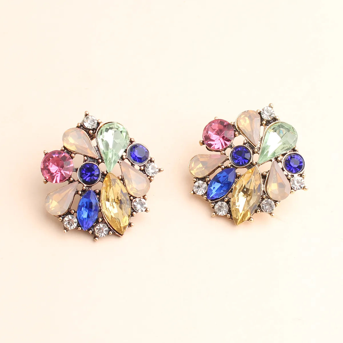 Retro Sweet Flower Alloy Plating Inlay Acrylic Rhinestones Gold Plated Women'S Ear Studs