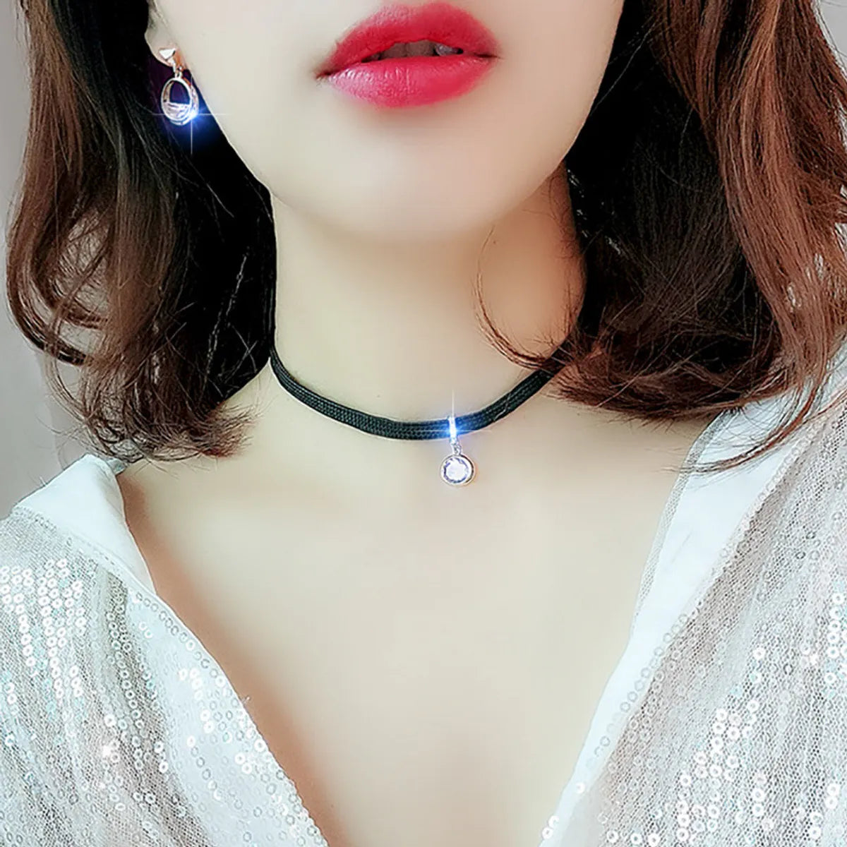 Sexy Simple Style Geometric Pu Leather Alloy Inlay Artificial Pearls Rhinestones Zircon Women's Choker