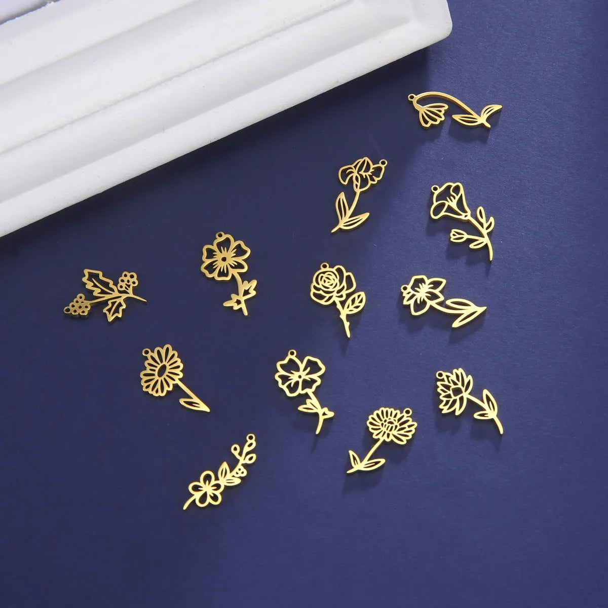 Simple 18k Real Gold Plating Non-fading Ten Birthday Month Flower 304 Material Diy Stainless Steel Pendant