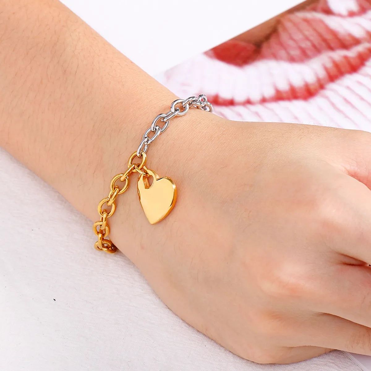 Simple And Creative Gold Stainless Steel Heart Bracelet Wholesale