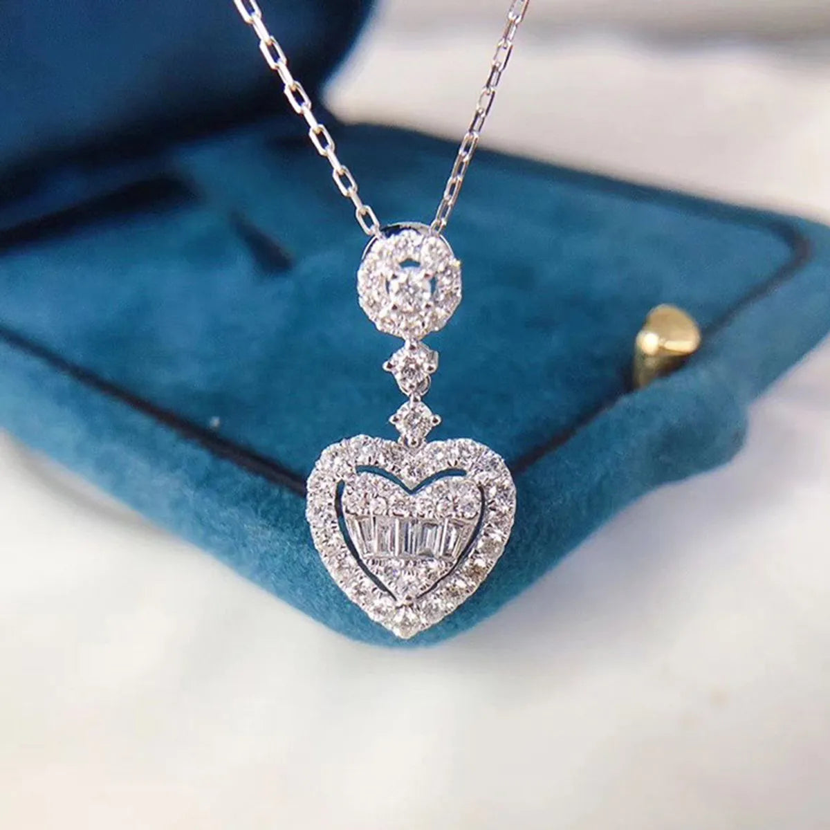 Simple Hollow Heart-Shaped Inlaid Zircon Copper Clavicle Chain Wholesale