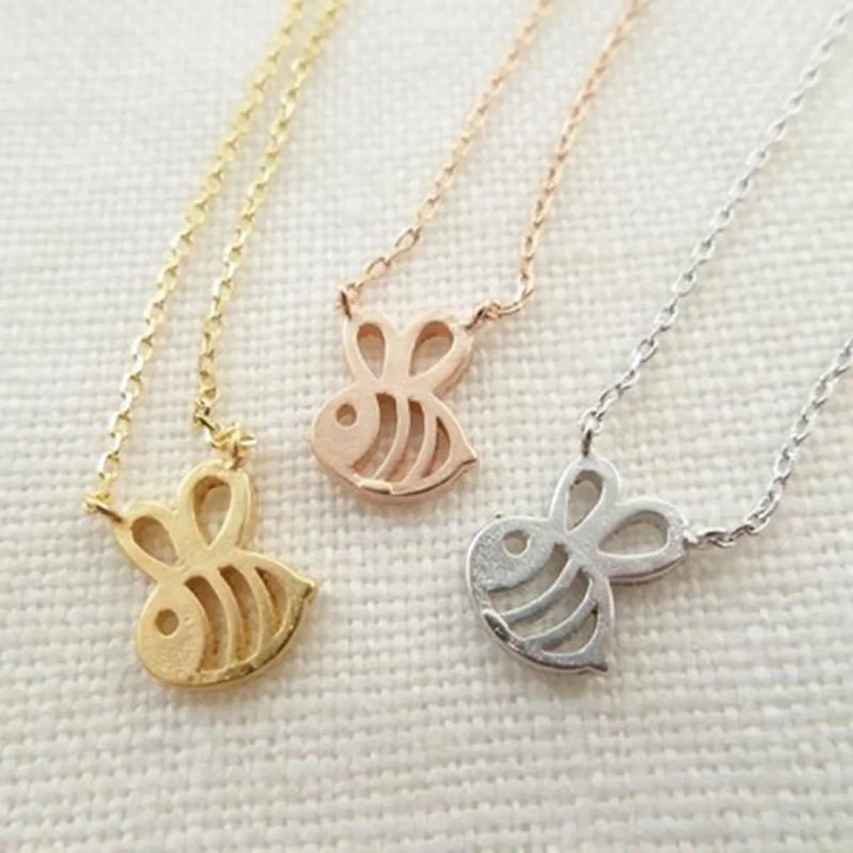 Simple Hollow Little Bee Pendant Necklace Environmental Protection Gold Plated Silver Female Clavicle Chain Wholesale