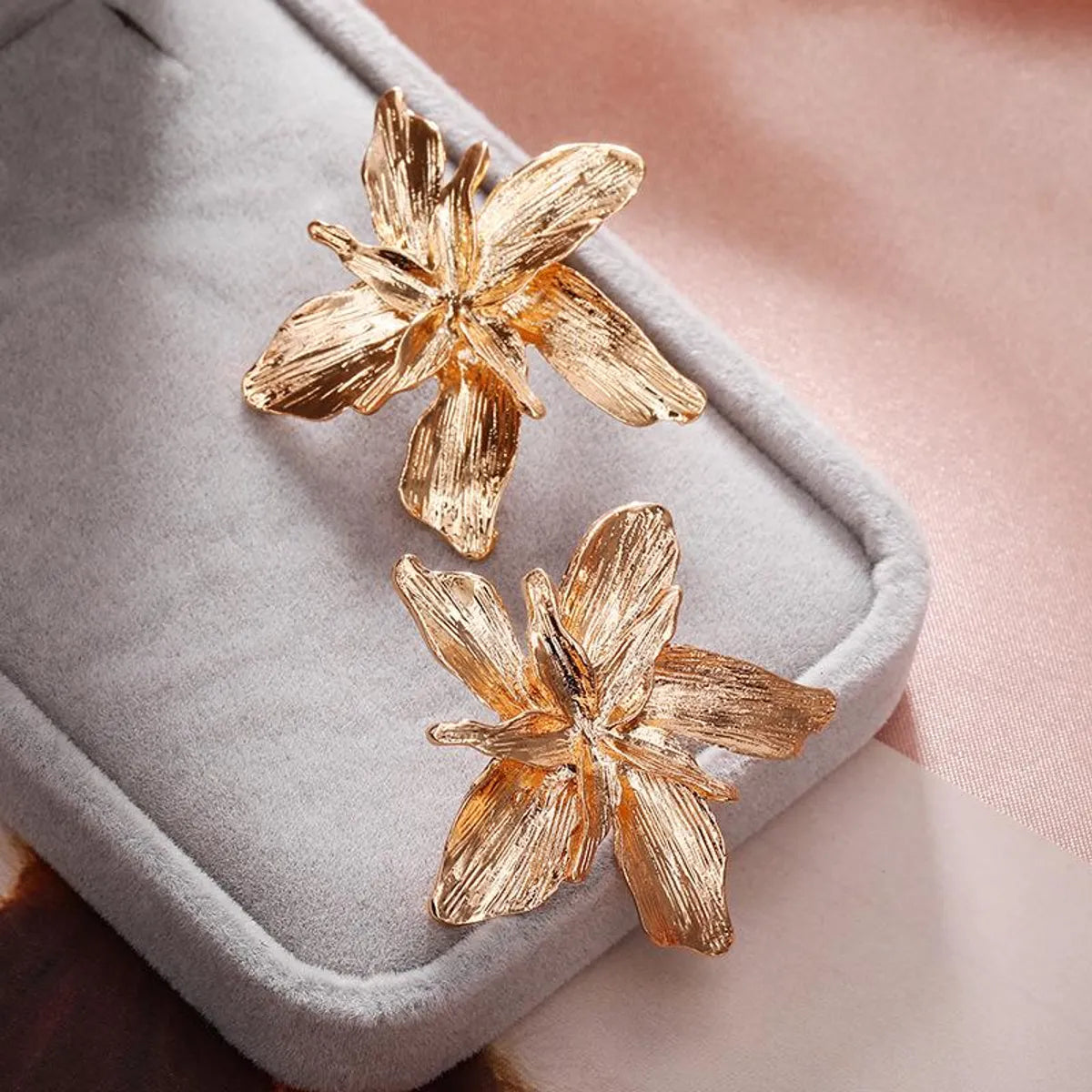 Simple Metallic Flower Three-dimensional Metal Petal Petal Earrings For Women Wholesales Yiwu De Moda Suppliers China