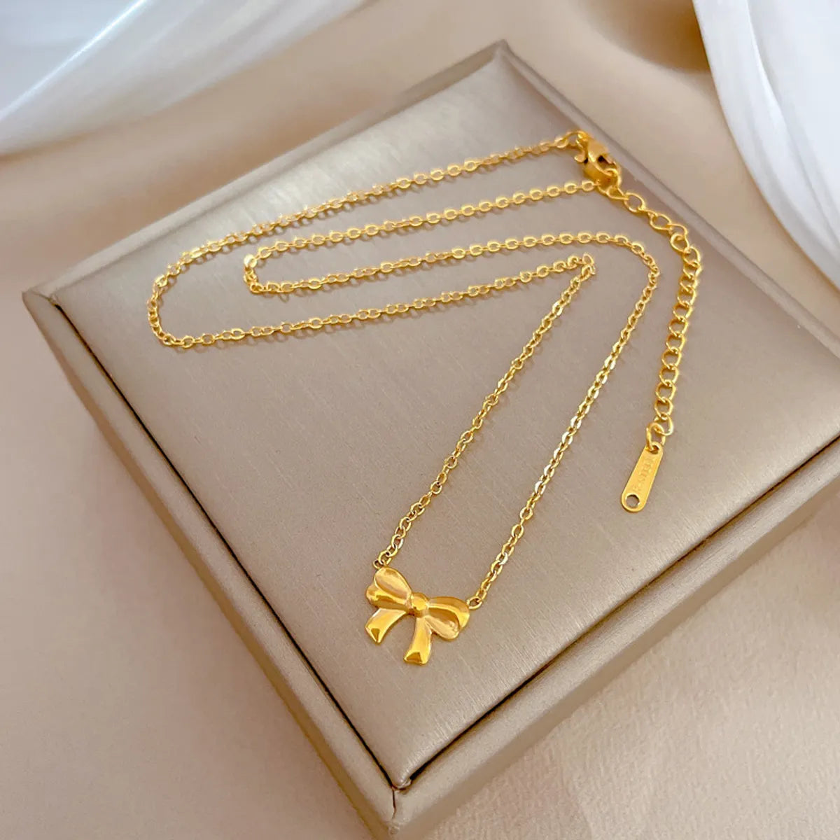 Simple Style Bow Knot Titanium Steel Copper Plating Gold Plated Pendant Necklace