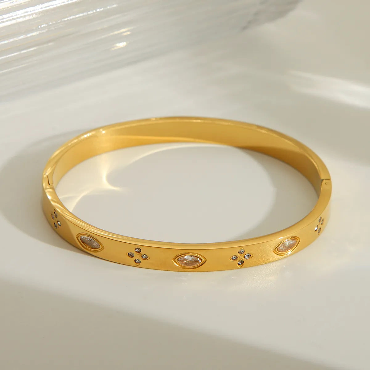 Simple Style Classic Style Commute Round Flower 304 Stainless Steel 18K Gold Plated Bangle In Bulk