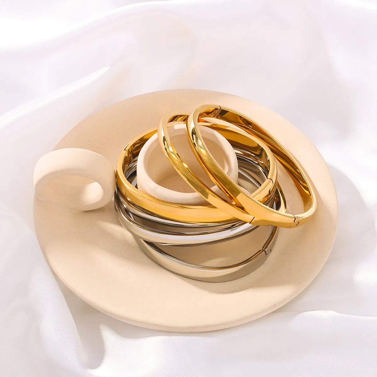 Simple Style Classic Style Commute Solid Color 304 Stainless Steel 18K Gold Plated Bangle In Bulk