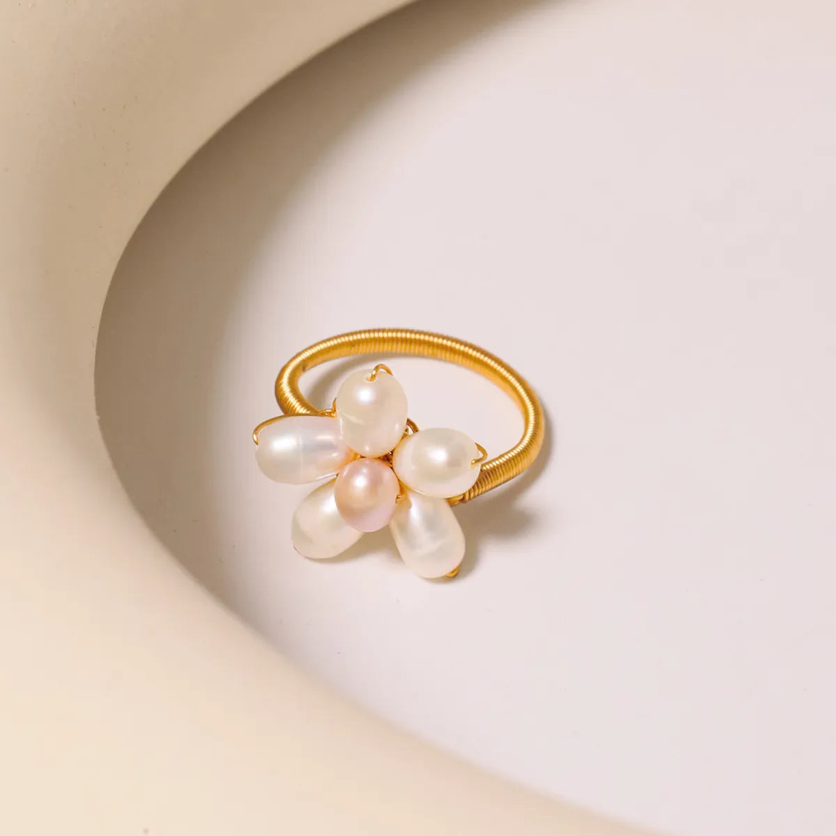 Simple Style Classic Style Flower Freshwater Pearl Copper Plating Inlay Pearl 18k Gold Plated Rings