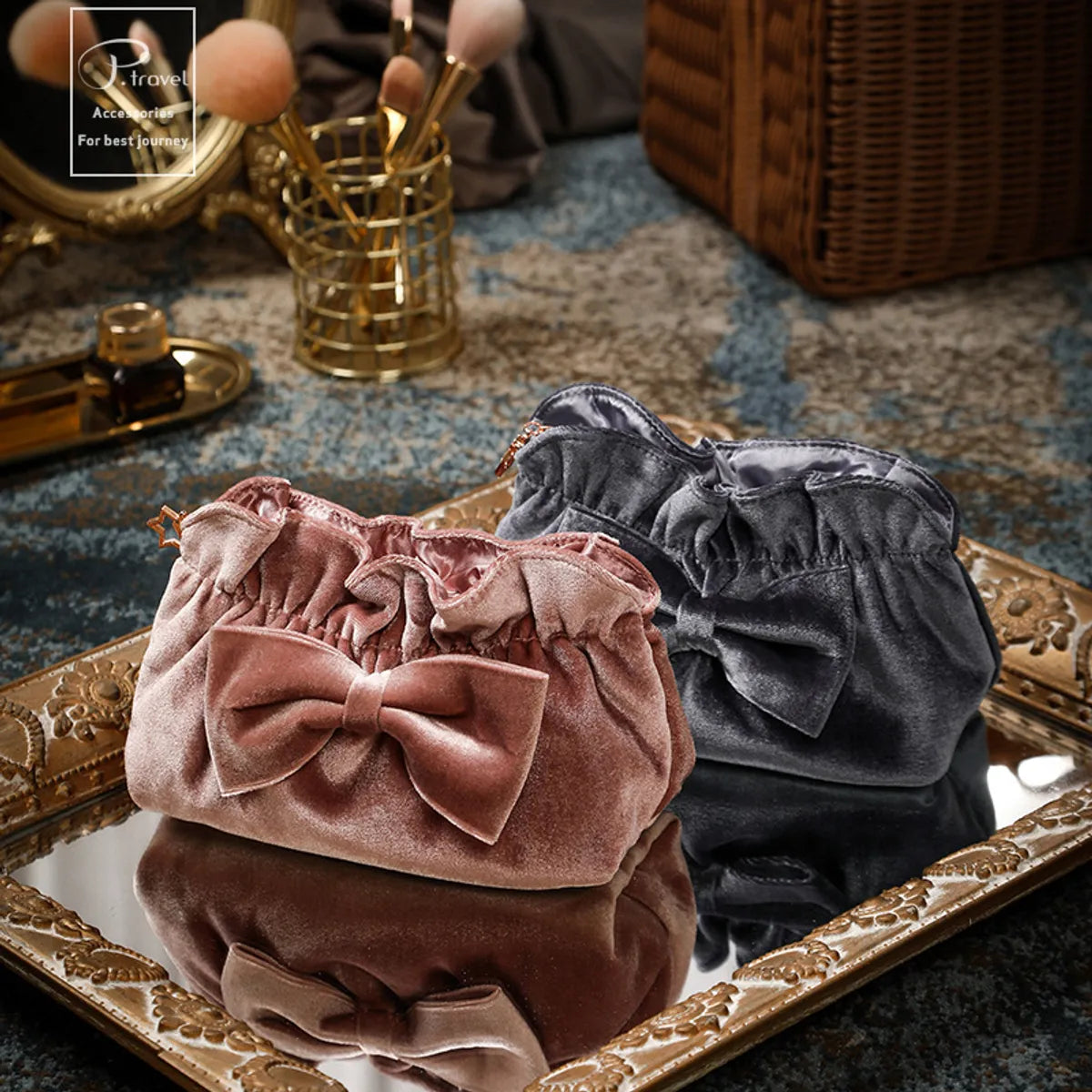 Simple Style Classic Style Solid Color Velvet Wash Bag