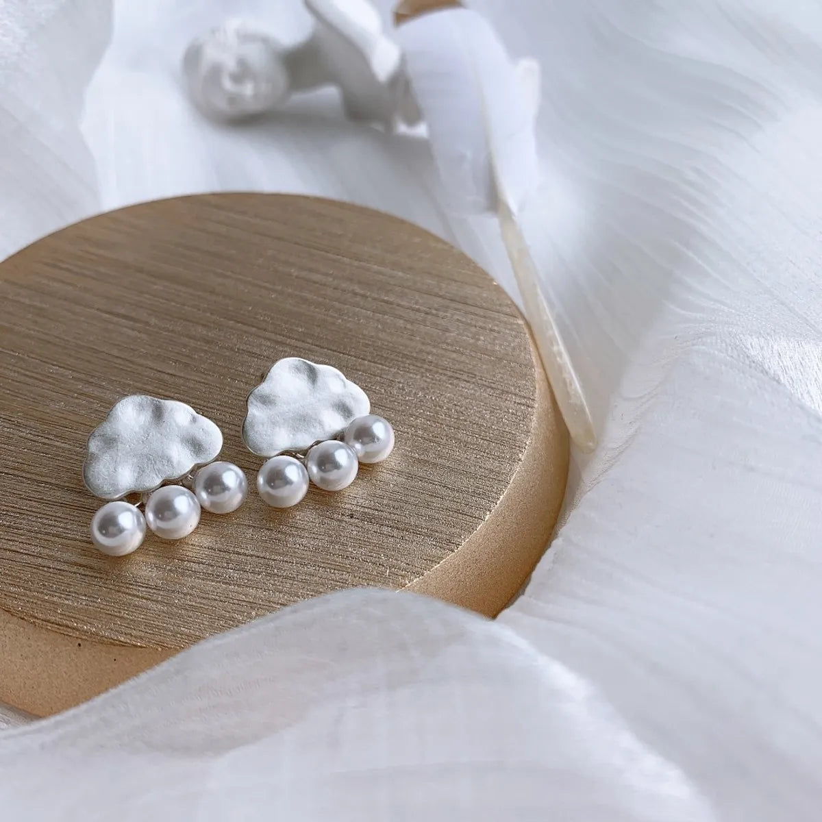 Simple Style Clouds Alloy Inlay Artificial Pearls Ear Studs 1 Pair