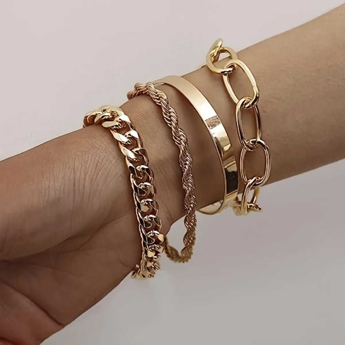 Simple Style Commute Solid Color Gold Plated Alloy Wholesale Bracelets