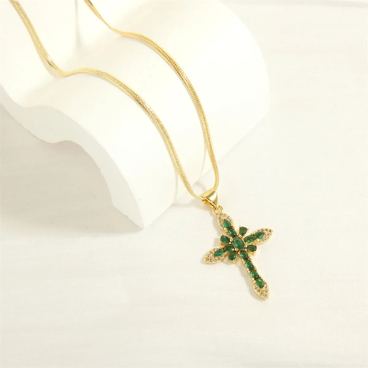 Simple Style Cross Copper 18k Gold Plated Zircon Pendant Necklace In Bulk