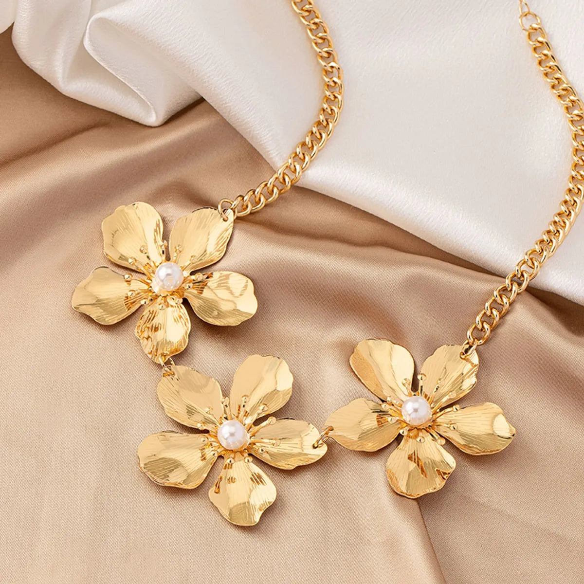 Simple Style Flower Gold Plated Alloy Wholesale Pendant Necklace