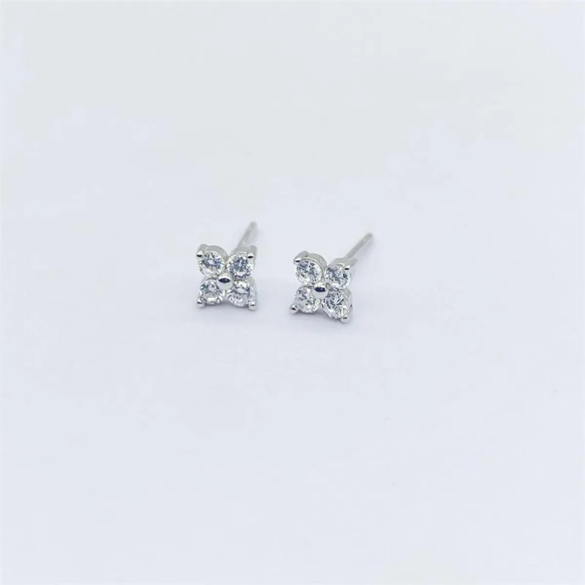 Simple Style Flower Sterling Silver Inlay Artificial Diamond Ear Studs 1 Pair