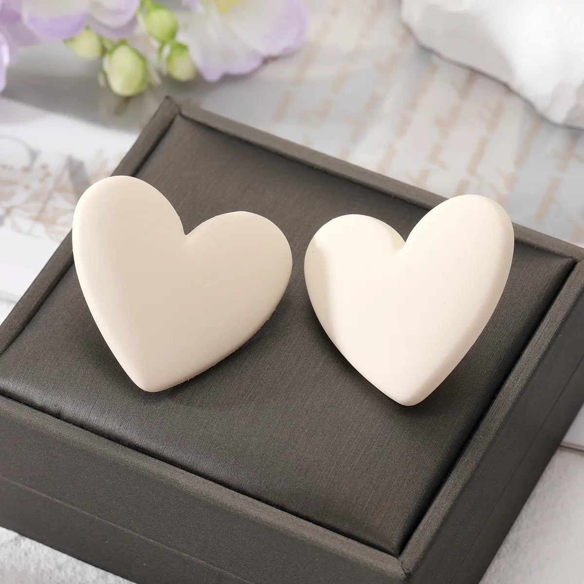 Simple Style Heart Shape Resin Ear Studs 1 Pair