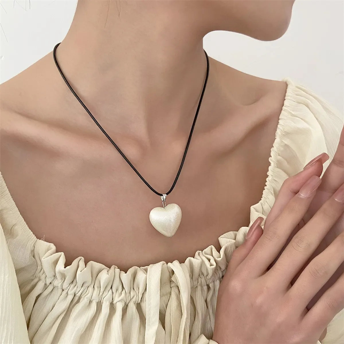 Simple Style Heart Shape Resin Three-dimensional Women's Pendant Necklace