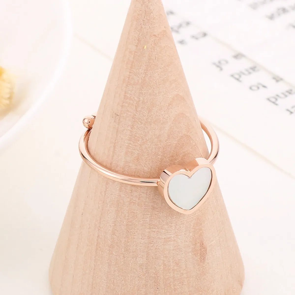 Simple Style Heart Shape Titanium Steel Plating Inlay Shell 18k Gold Plated Rings