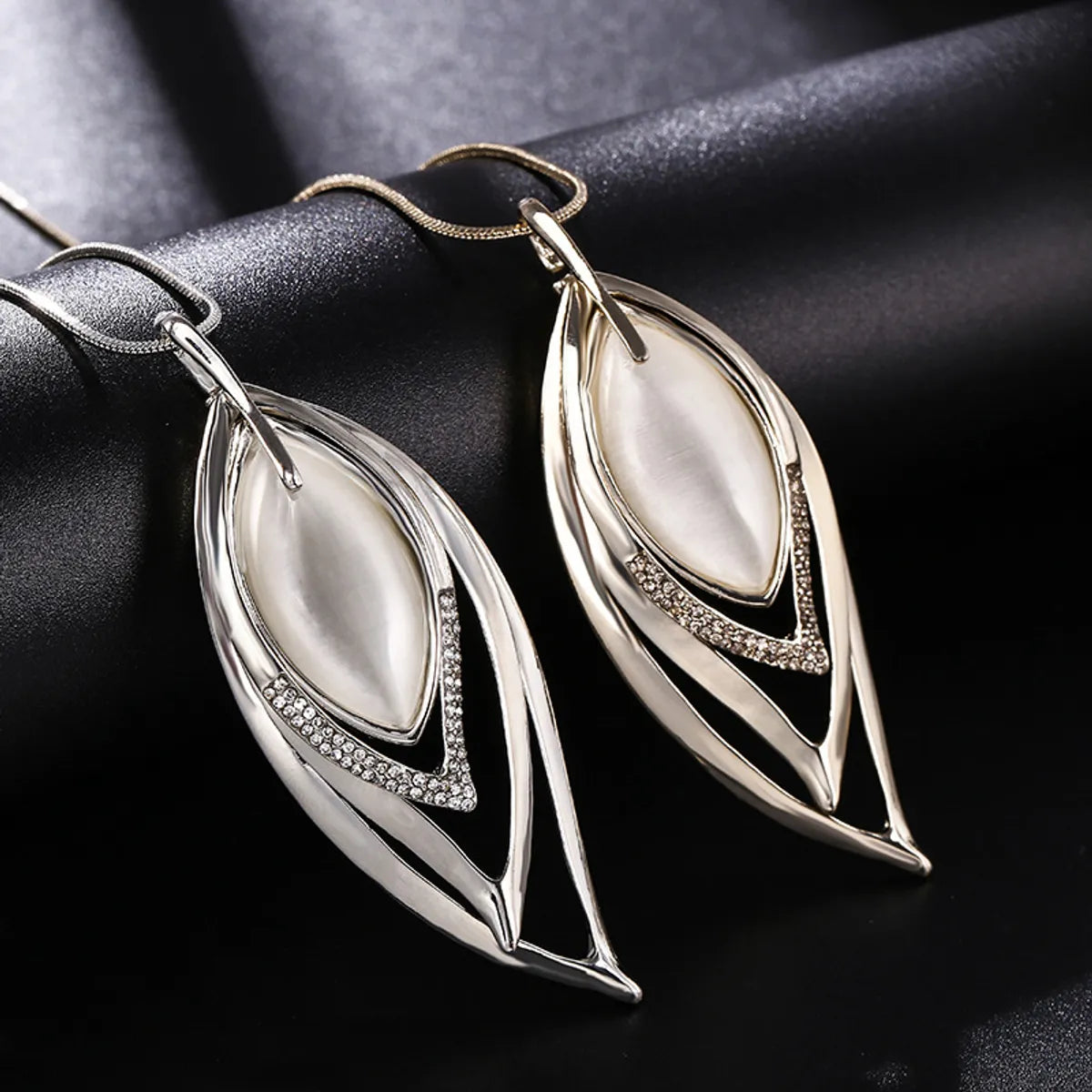 Simple Style Leaf Alloy Glass Copper Inlay Artificial Rhinestones Women's Pendant Necklace