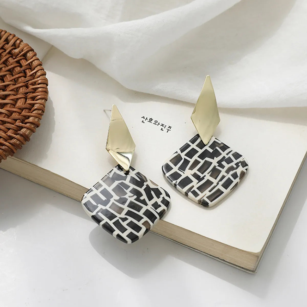 Simple Style Rhombus Leopard Arylic Painted Earrings 1 Pair