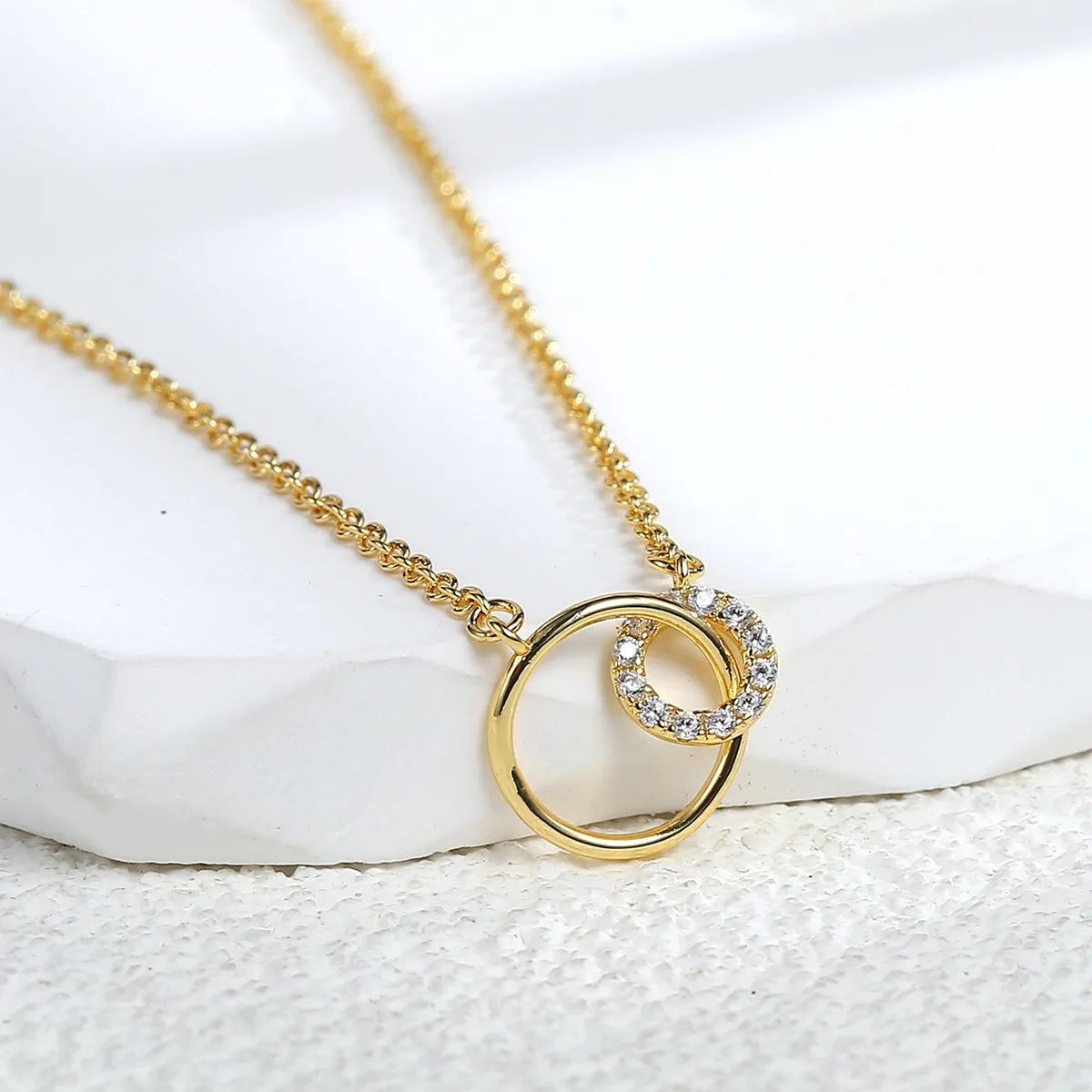 Simple Style Round Copper 18k Gold Plated Zircon Pendant Necklace In Bulk