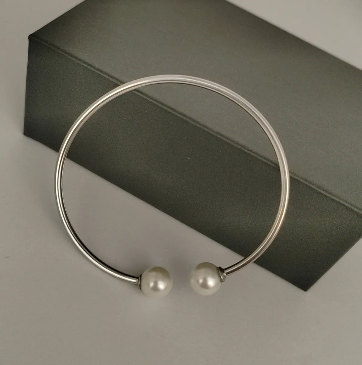 Simple Style Round Stainless Steel Inlay Artificial Pearls Cuff Bracelets