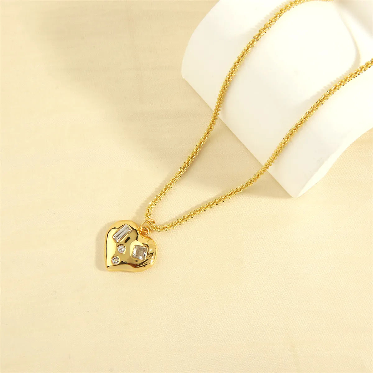 Simple Style Shiny Heart Shape Copper 18k Gold Plated Zircon Pendant Necklace In Bulk