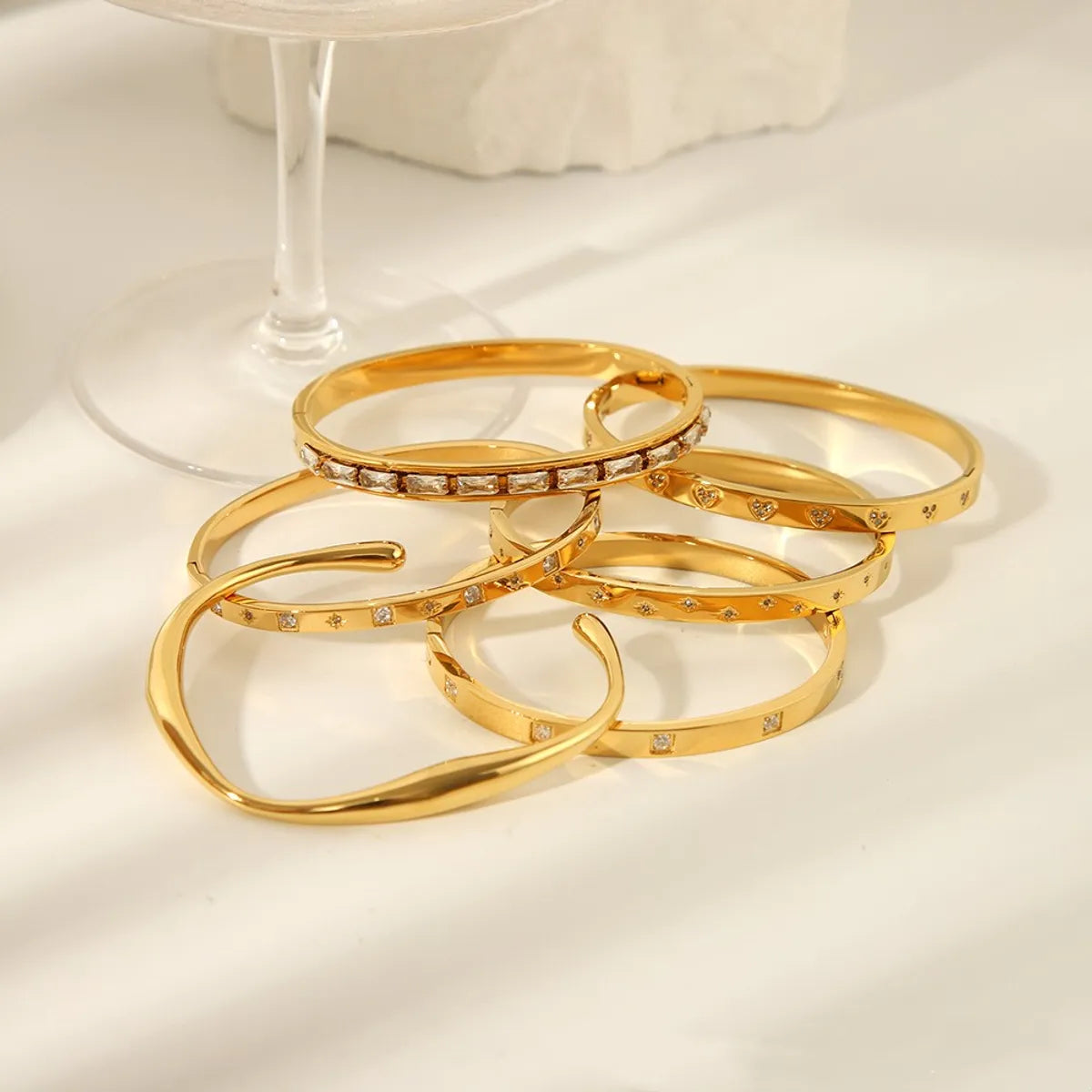 Simple Style Shiny Solid Color 316L Stainless Steel  18K Gold Plated Zircon Bangle In Bulk