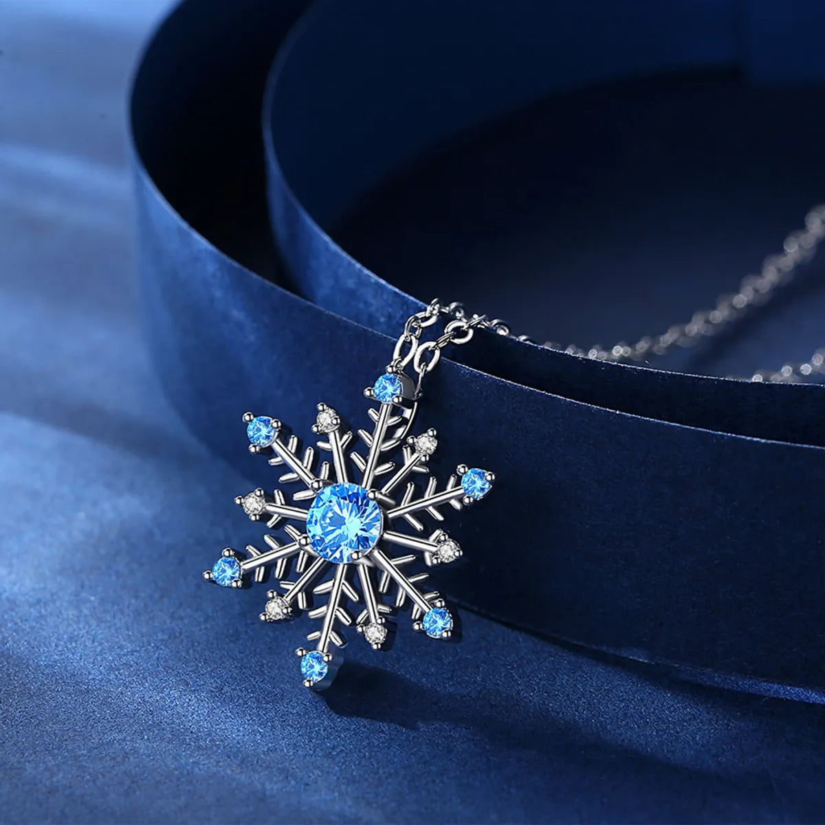 Simple Style Snowflake Copper Inlay Zircon Pendant Necklace