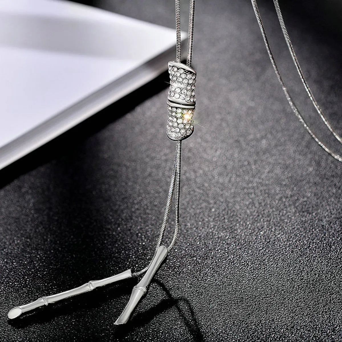 Simple Style Solid Color Alloy Glass Copper Inlay Artificial Rhinestones Women'S Sweater Chain