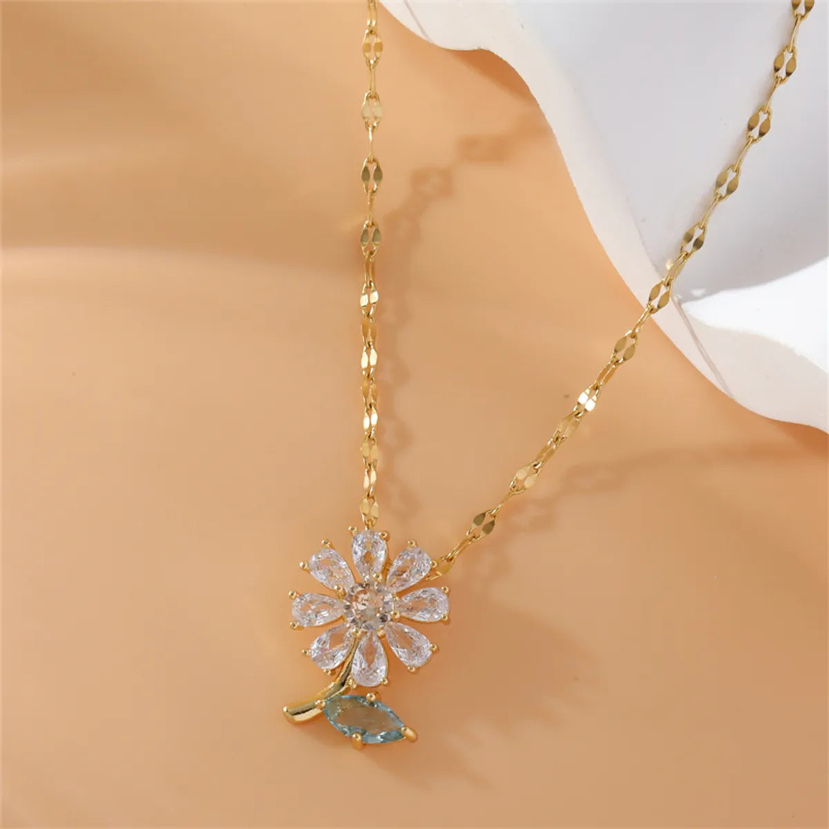 Stainless Steel Copper 18K Gold Plated Simple Style Plating Inlay Flower Zircon Pendant Necklace