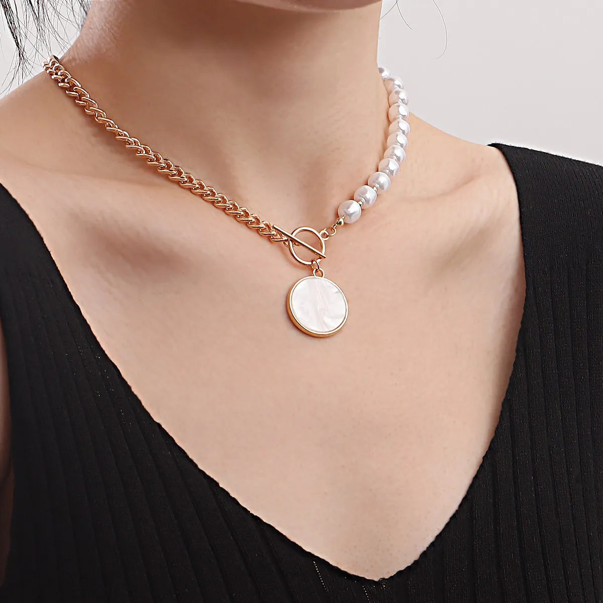 Streetwear Round Imitation Pearl Alloy Plating Inlay Shell Women's Pendant Necklace