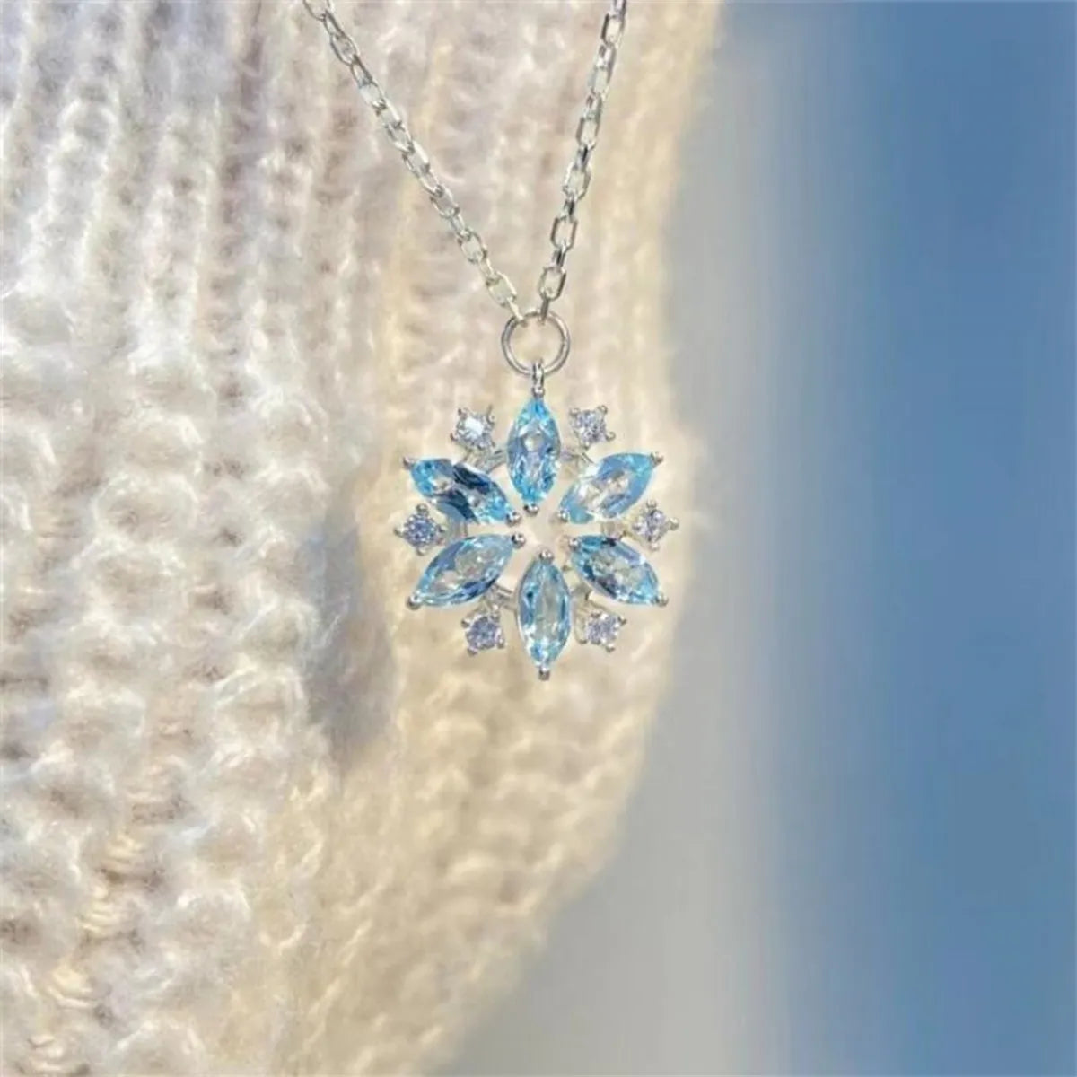 Sweet Simple Style Snowflake Alloy Inlay Rhinestones Women's Pendant Necklace