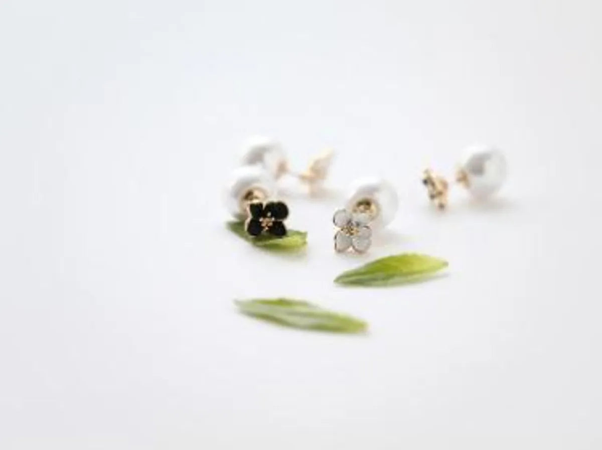 Temperament Small Zouju Flower Pearl Alloy Earrings