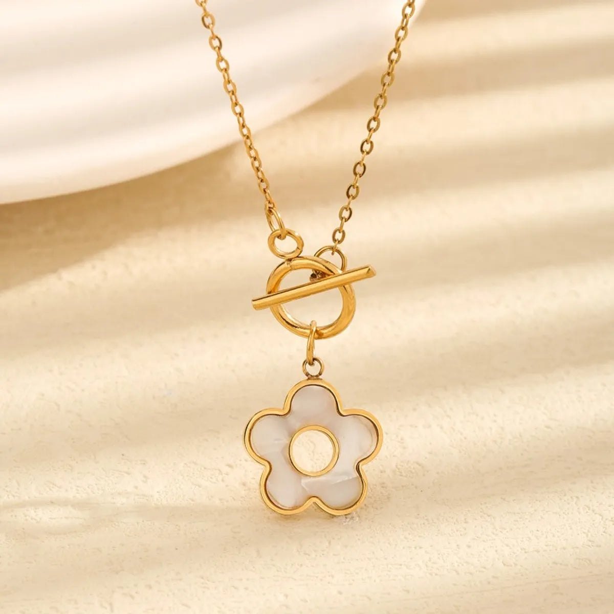 Titanium Steel 18K Gold Plated Basic Modern Style Classic Style Inlay Flower Acrylic Pendant Necklace