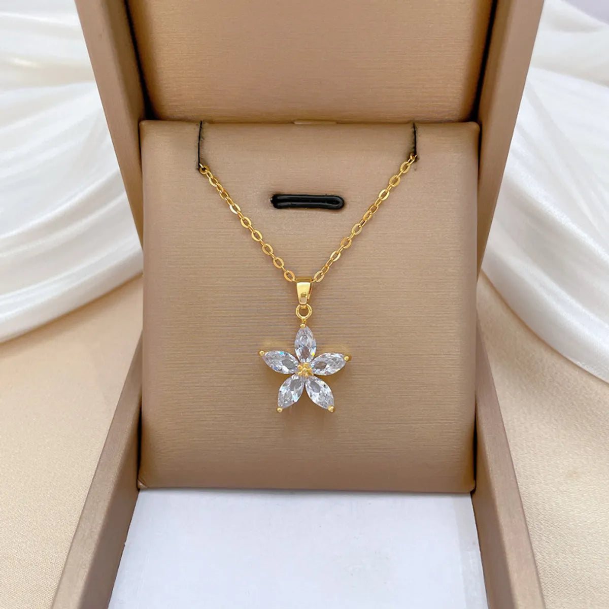 Titanium Steel Copper Elegant Sweet Inlay Flower Zircon Pendant Necklace