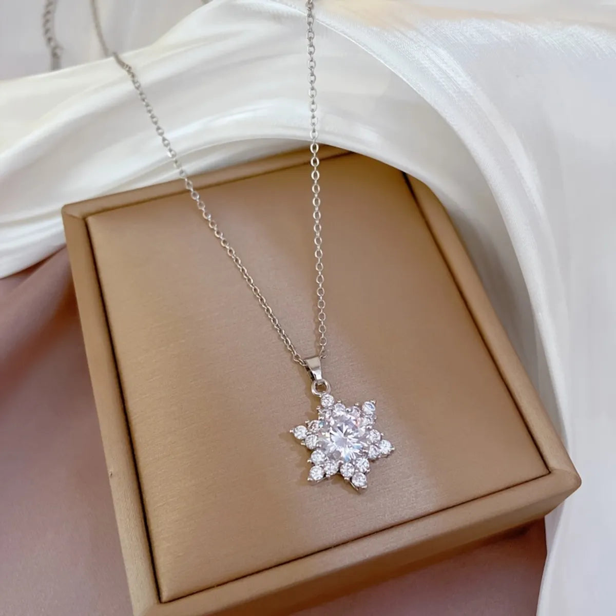 Titanium Steel Gold Plated Silver Plated Elegant Plating Inlay Flakes Snowflake Zircon Pendant Necklace