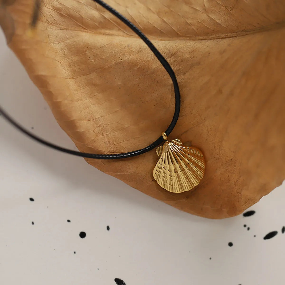 Vacation Marine Style Beach Scallop 18K Gold Plated 304 Stainless Steel Leather Rope Wholesale Pendant Necklace