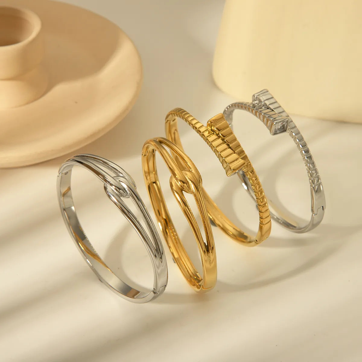 Vintage Style Classic Style Commute Solid Color 304 Stainless Steel 18K Gold Plated Bangle In Bulk