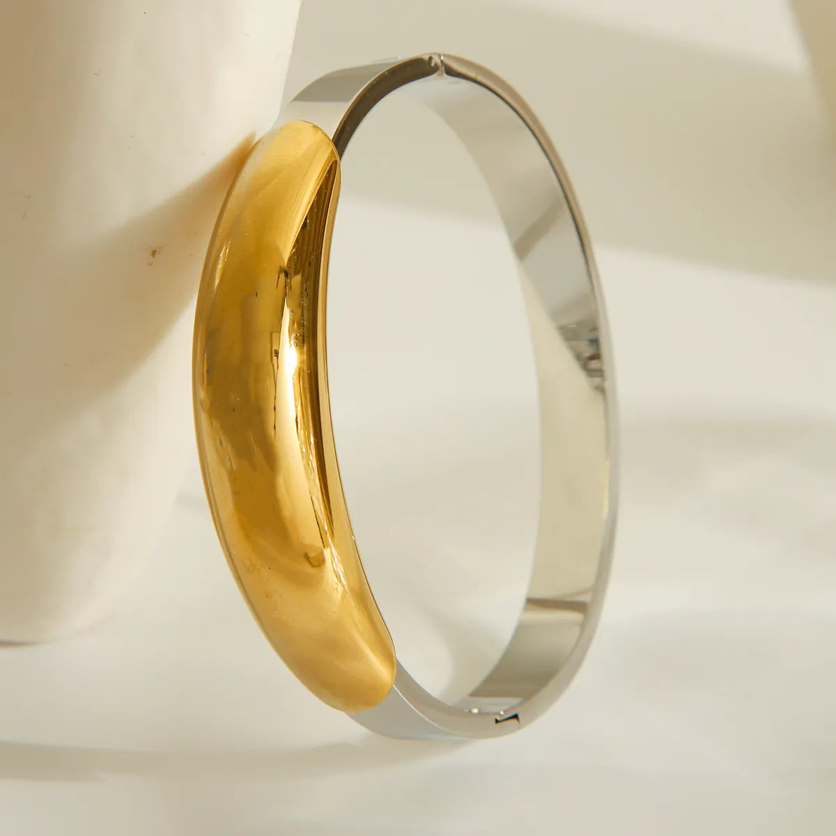 Vintage Style Classic Style Commute Solid Color 304 Stainless Steel 18K Gold Plated Bangle In Bulk