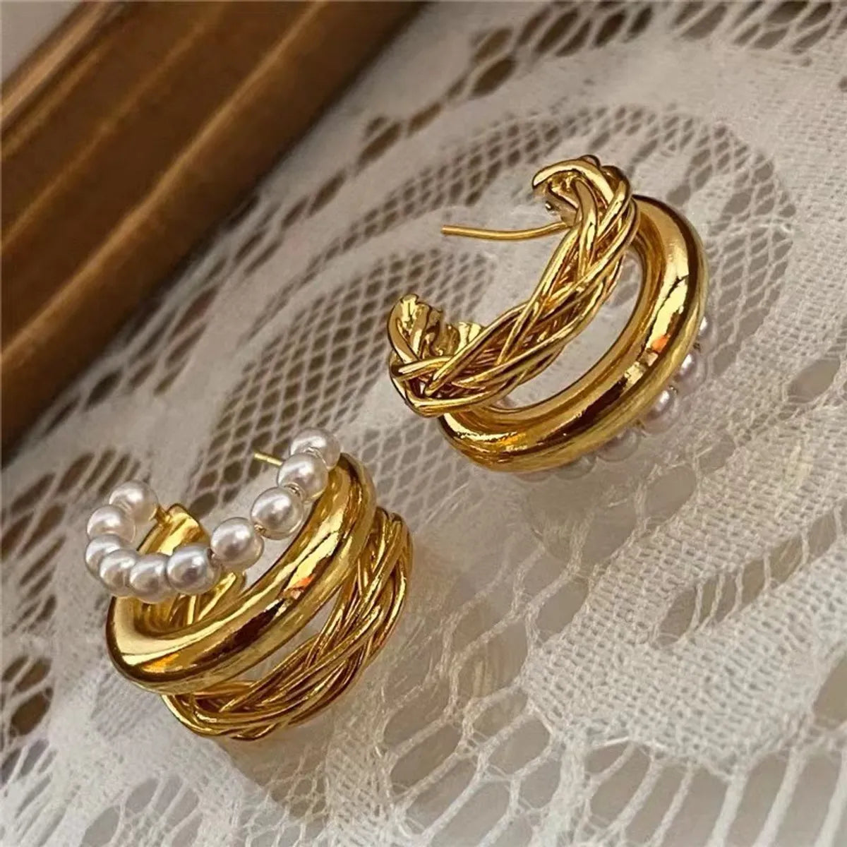 Vintage Style Geometric Metal Gold Plated Artificial Pearls Women'S Earrings 1 Pair