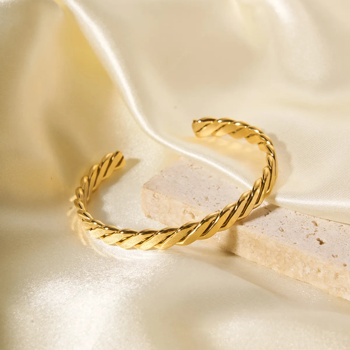 Vintage Style Simple Style Classic Style Solid Color Spiral Stripe Twist Stainless Steel Plating Braid 18k Gold Plated Bangle