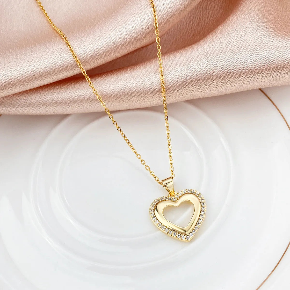 Wholesale Basic Modern Style Classic Style Heart Shape Copper Hollow Out Inlay 18K Gold Plated Zircon Pendant Necklace