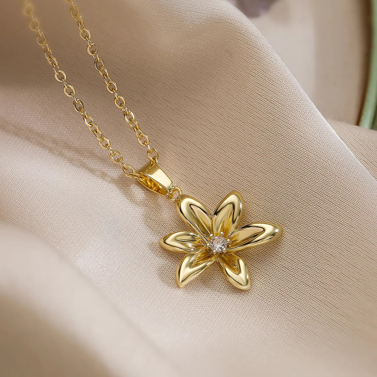 Copper 18K Gold Plated French Style Commute Inlay Flower Zircon Pendant Necklace