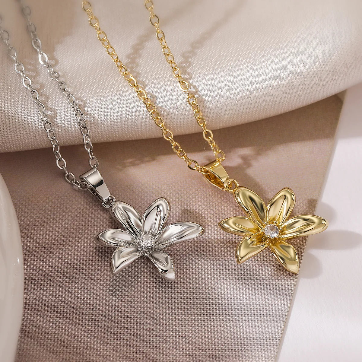 Copper 18K Gold Plated French Style Commute Inlay Flower Zircon Pendant Necklace