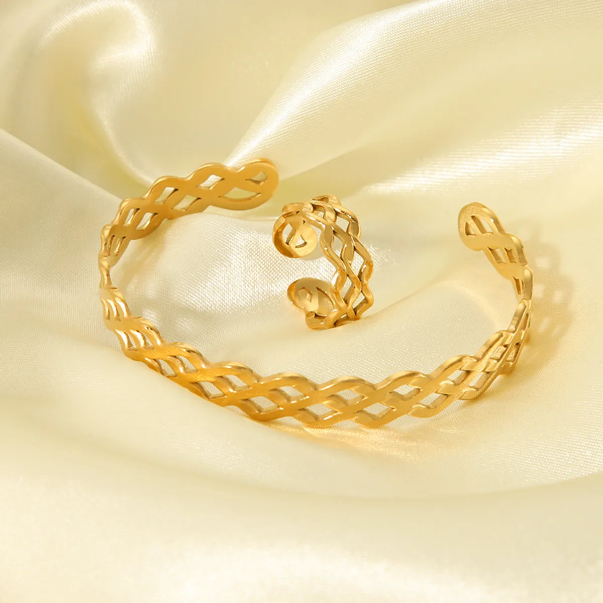 Wholesale Ig Style Waves Stainless Steel Plating 18k Gold Plated Rings Bracelets