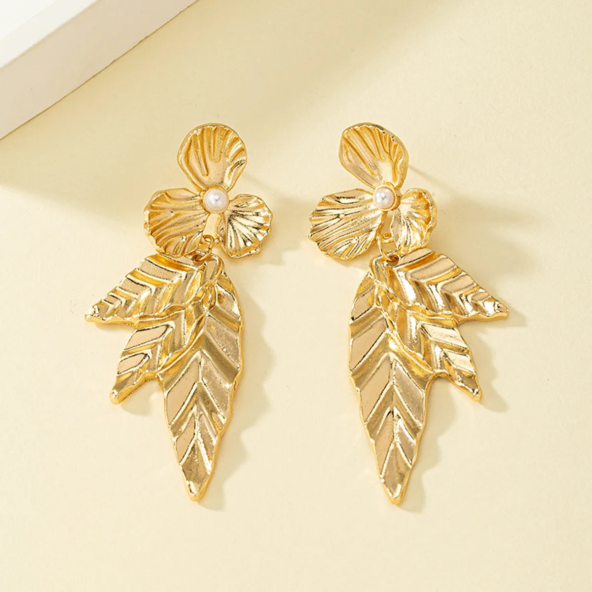 Wholesale Jewelry 1 Pair Retro Leaves Flower Alloy Pearl Drop Earrings