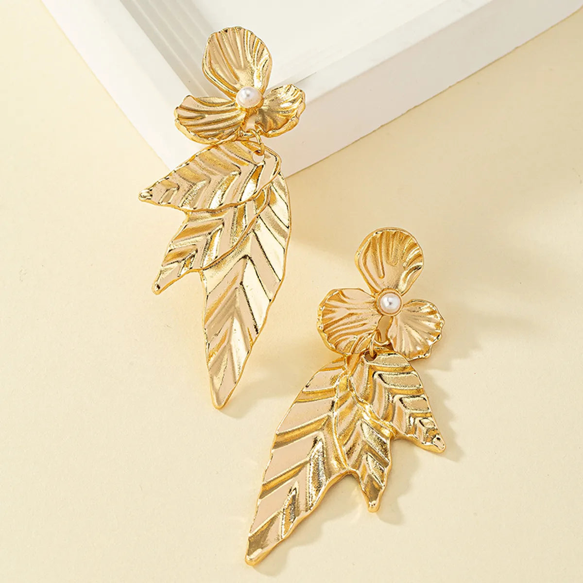 Wholesale Jewelry 1 Pair Retro Leaves Flower Alloy Pearl Drop Earrings